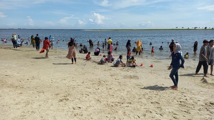 Suasana di pantai Ancol sore ini (Khairul/detikcom)