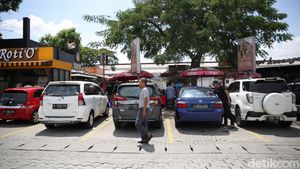 Suasana Rest Area Km 57 A yang Masih Ramai Pemudik
