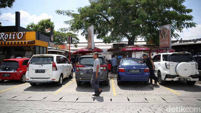 Suasana Rest Area Km 57 A Masih Terdapat Pemudik Sejumlah pemudik beristirahat di Rest Area KM 57 A Tol Jakarta Cikampek, Karawang, Jawa Barat, Jumat (6/5/2022).