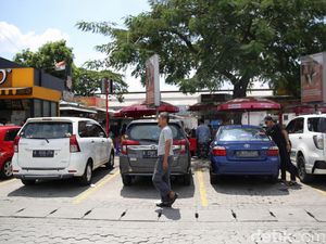 Suasana Rest Area Km 57 A yang Masih Ramai Pemudik