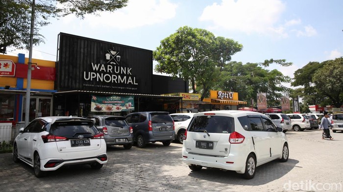 Sejumlah pemudik beristirahat di Rest Area KM 57 A Tol Jakarta Cikampek, Karawang, Jawa Barat, Jumat (6/5/2022).