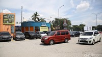 Sejumlah mobil memasuki Rest Area KM 57 A Tol Jakarta Cikampek, Karawang, Jawa Barat, Jumat (6/5/2022).