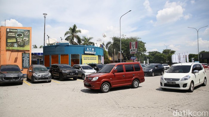 Suasana Rest Area Km 57 A Masih Terdapat Pemudik Sejumlah pemudik beristirahat di Rest Area KM 57 A Tol Jakarta Cikampek, Karawang, Jawa Barat, Jumat (6/5/2022).