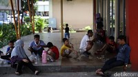 Sejumlah pemudik beristirahat di Rest Area KM 57 A Tol Jakarta Cikampek, Karawang, Jawa Barat.