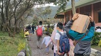 Sejak awal libur Lebaran, Selasa (3/5), wisatawan menyerbu TWA Papandayan.   