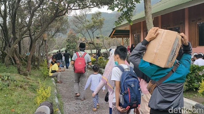 Taman Gunung Papandayan Diserbu Warga Saat Libur Lebaran Taman Wisata Alam (TWA) Gunung Papandayan diserbu wisatawan di momen libur Lebaran 2022. Wisatawan yang datang didominasi para pendaki.