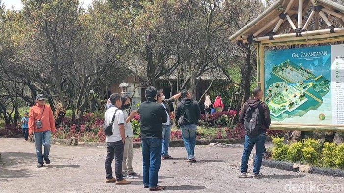 Taman Gunung Papandayan Diserbu Warga Saat Libur Lebaran Taman Wisata Alam (TWA) Gunung Papandayan diserbu wisatawan di momen libur Lebaran 2022. Wisatawan yang datang didominasi para pendaki.