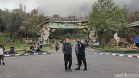 Dedi Sitepu, pengelola TWA Papandayan, mengatakan ada sejumlah wahana yang disediakan untuk para wisatawan.  
