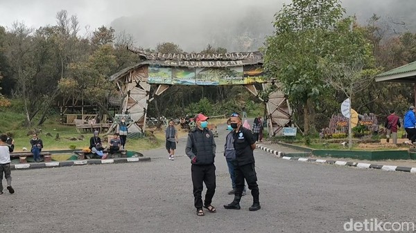 Dedi Sitepu, pengelola TWA Papandayan, mengatakan ada sejumlah wahana yang disediakan untuk para wisatawan. Â Dedi Sitepu, pengelola TWA Papandayan, mengatakan ada sejumlah wahana yang disediakan untuk para wisatawan. Â