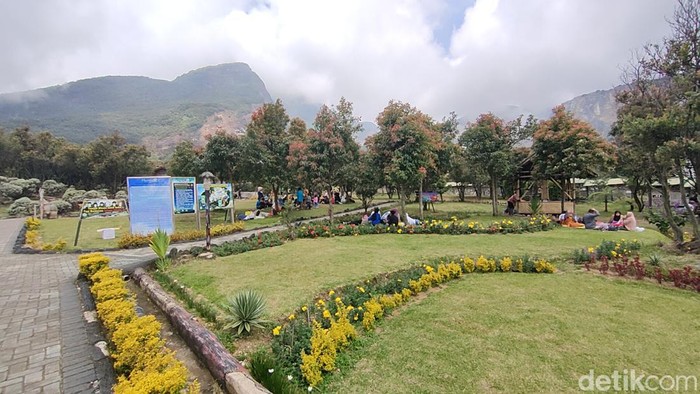 Taman Gunung Papandayan Diserbu Warga Saat Libur Lebaran Taman Wisata Alam (TWA) Gunung Papandayan diserbu wisatawan di momen libur Lebaran 2022. Wisatawan yang datang didominasi para pendaki.