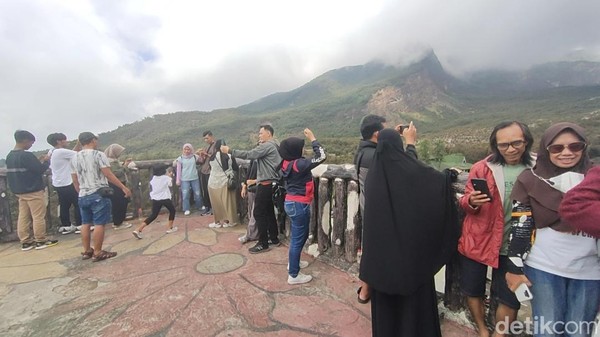 Dari menara pandang, wisatawan bisa menikmati indahnya Gunung Papandayan.  