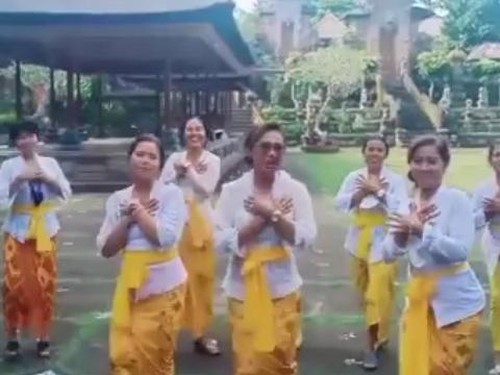 Tangkapan layar cuplikan ibu-ibu menari India di Pura Samuantiga