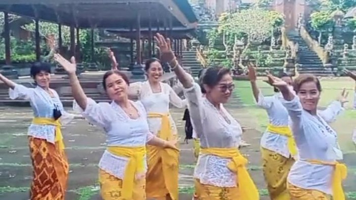 Tangkapan layar cuplikan video Tiktok ibu-ibu menari India di Pura Samuantiga, Gianyar. (istimewa)