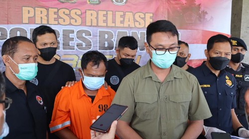 Tersangka bobol toko di Bangli saat dihadirkan dalam rilis polisi di Mapolres Bangli, Jumat (6/5).