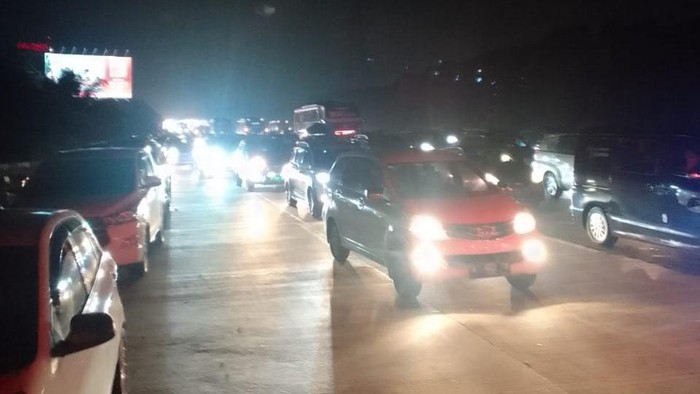 Kemacetan masih terjadi di titik keluar Tol Jakarta-Cikampek (Japek) malam ini. Arus lalu lintas (lalin) kendaraan padat merayap menuju arah Jakarta di Km 46 Tol Cikampek.