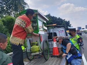 Cerita Tak Disangka Tukang Bakso Dorong Gerobak Sampai Masuk Tol
