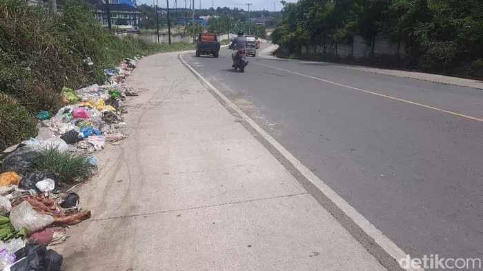 Tumpukan sampah di jalur pemudik