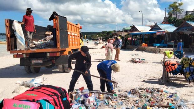 Tumpukan sampah di Kawasan Wisata Tanjung Bira, Bulukumba.