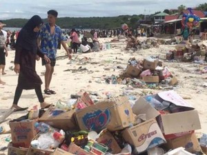 Duh! Sampah Bekas Makanan-Minuman Menumpuk di Pantai Tanjung Bira