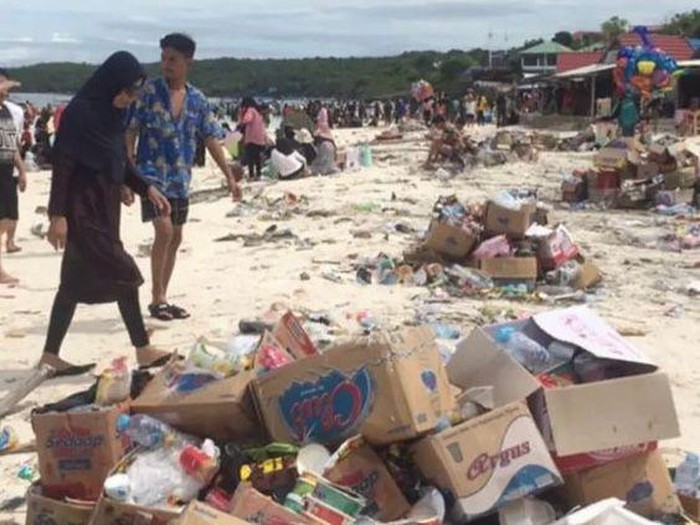 Tumpukan sampah di Kawasan Wisata Tanjung Bira, Bulukumba.