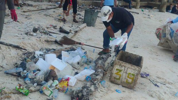 Tumpukan sampah di Kawasan Wisata Tanjung Bira, Bulukumba.