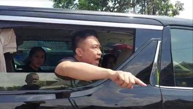 Video viral penumpang Alphard maki polisi.