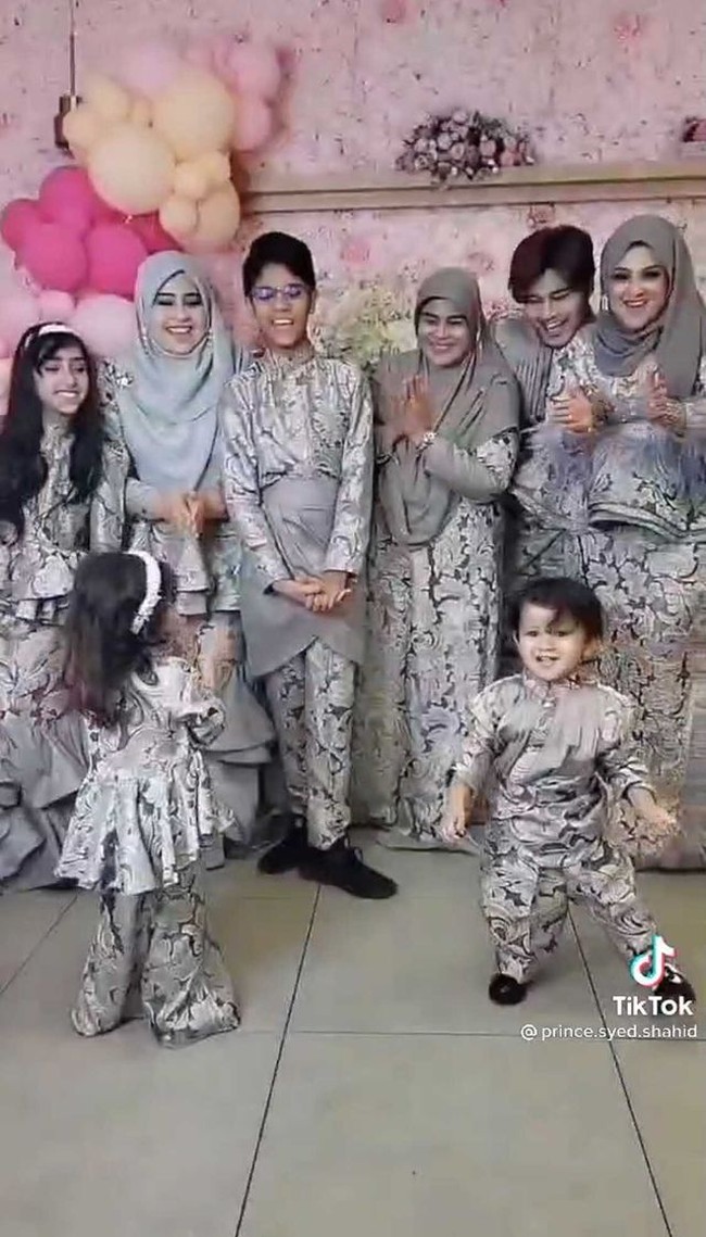 Inilah hasil baju Raya hari pertama untuk Idul Fitri, simpel-simpel saja kami. Tahun ni, hanya menggunakan material kain langsir. Tahun ini saja buat berbeda, asyik pakai material kain mahal saja untuk buat baju Raya, kain ini semeter 16 Ringgit saja atau sekitar Rp 53 ribu, jelasnya di video. Foto: Dok. TikTok @prince.syed.shahid.