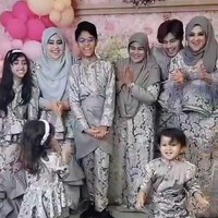 Inilah hasil baju Raya hari pertama untuk Idul Fitri, simpel-simpel saja kami. Tahun ni, hanya menggunakan material kain langsir. Tahun ini saja buat berbeda, asyik pakai material kain mahal saja untuk buat baju Raya, kain ini semeter 16 Ringgit saja atau sekitar Rp 53 ribu, jelasnya di video. Foto: Dok. TikTok @prince.syed.shahid.