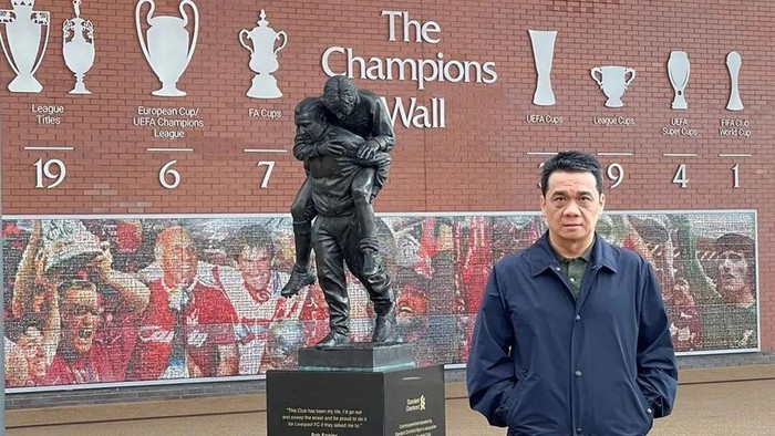 Wagub DKI Jakarta A Riza Patria di Stadion Anfield Inggris