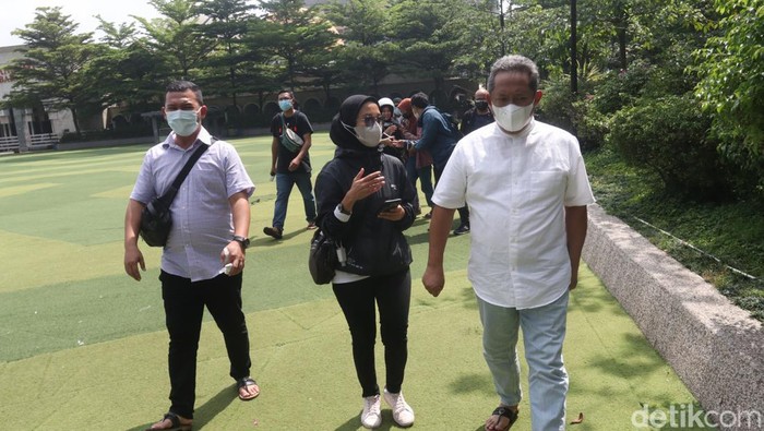 Wali Kota Bandung Yana Mulyana saat meninjau Alun-alun Bandung.