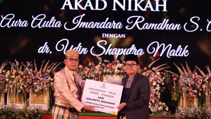 Wali Kota Makassar Danny Pomanto menyerahkan infak uang panaik putrinya ke Baznas Makassar.