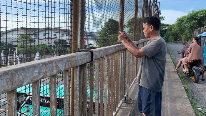 Warga nonton arus balik dari jembatan di atas Tol Cikampek (Yogi-detikcom)
