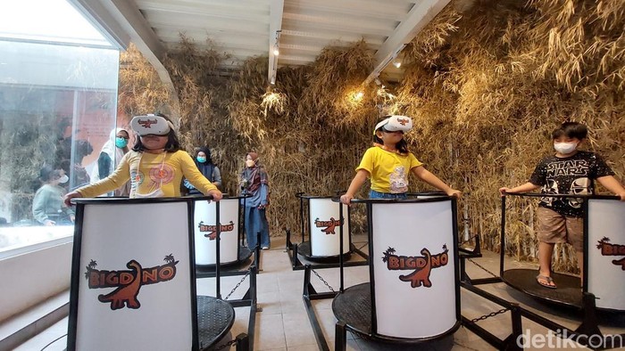 Wisatawan Mencoba Wahana Virtual Reality di TGAA