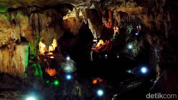 Libur panjang Idul Fitri 2022 tak ada salahnya digunakan untuk merelaksasi diri dengan mengunjungi sejumlah destinasi wisata di Trenggalek. Dinas Pariwisata dan Kebudayaan Trenggalek memastikan seluruh tempat wisata dibuka pada libur lebaran.