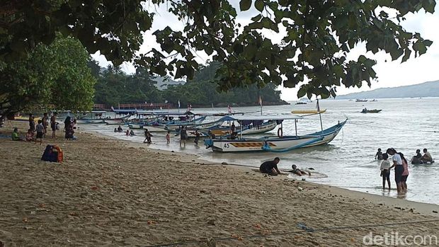 Libur panjang Idul Fitri 2022 tak ada salahnya digunakan untuk merelaksasi diri dengan mengunjungi sejumlah destinasi wisata di Trenggalek. Dinas Pariwisata dan Kebudayaan Trenggalek memastikan seluruh tempat wisata dibuka pada libur lebaran.
