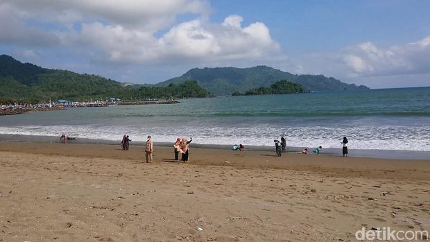 Libur panjang Idul Fitri 2022 tak ada salahnya digunakan untuk merelaksasi diri dengan mengunjungi sejumlah destinasi wisata di Trenggalek. Dinas Pariwisata dan Kebudayaan Trenggalek memastikan seluruh tempat wisata dibuka pada libur lebaran.