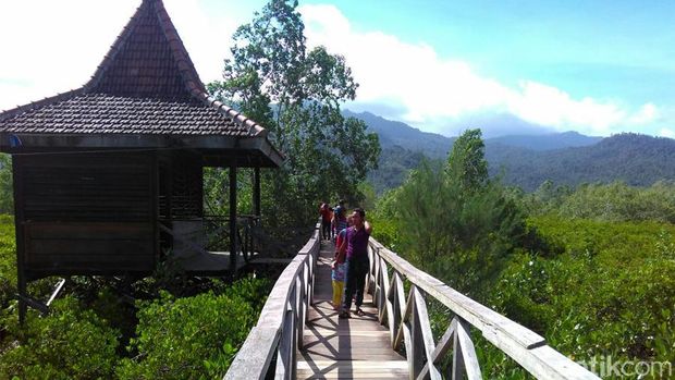 Libur panjang Idul Fitri 2022 tak ada salahnya digunakan untuk merelaksasi diri dengan mengunjungi sejumlah destinasi wisata di Trenggalek. Dinas Pariwisata dan Kebudayaan Trenggalek memastikan seluruh tempat wisata dibuka pada libur lebaran.