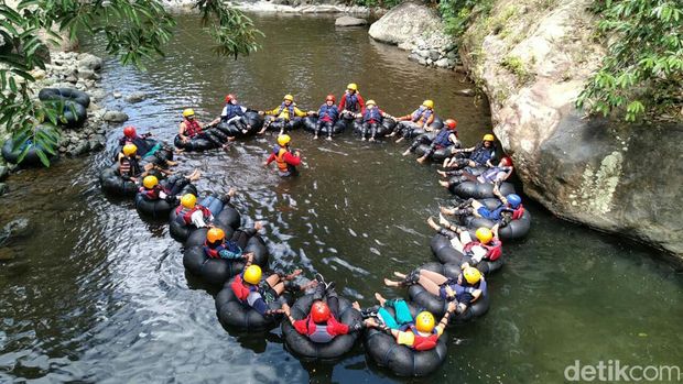 Libur panjang Idul Fitri 2022 tak ada salahnya digunakan untuk merelaksasi diri dengan mengunjungi sejumlah destinasi wisata di Trenggalek. Dinas Pariwisata dan Kebudayaan Trenggalek memastikan seluruh tempat wisata dibuka pada libur lebaran.
