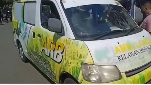 Ambulans berlogo Parta Golkar yang angkut wisatawan di Puncak, Bogor.