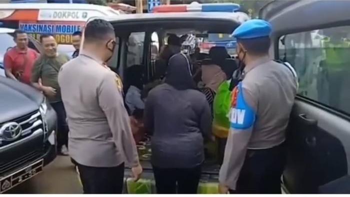 Ambulans berlogo Parta Golkar yang angkut wisatawan di Puncak, Bogor.