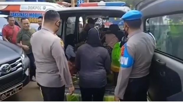 Ambulans berlogo Parta Golkar yang angkut wisatawan di Puncak, Bogor.