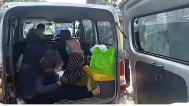 Ambulans berlogo Parta Golkar yang angkut wisatawan di Puncak, Bogor.