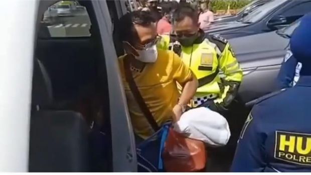 Ambulans berlogo Parta Golkar yang angkut wisatawan di Puncak, Bogor.