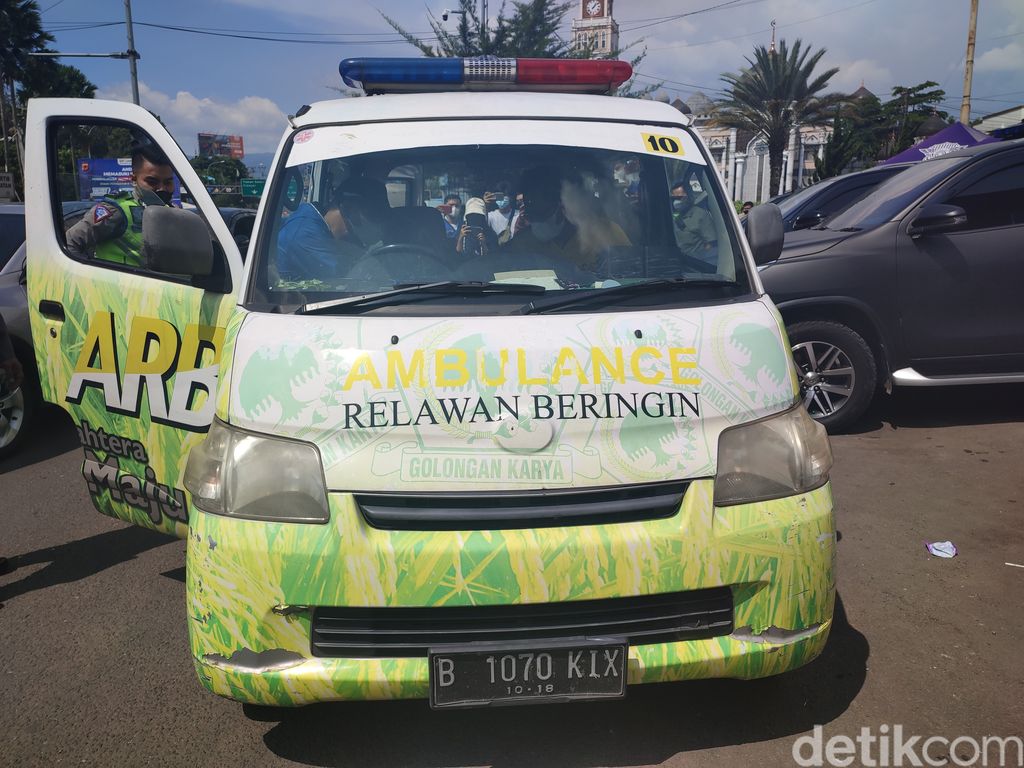 Ambulans ditilang di one way di Simpang Gadog, 7 Mei 2022. (Rizky Adha Mahendra/detikcom)