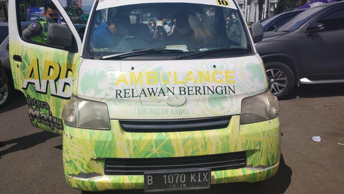 Ambulans Logo Golkar Hendak Terobos One Way Puncak, Ternyata Angkut Wisatawan