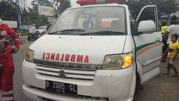 Ambulans tak bawa penumpang lawan arah one way di Puncak ditilang (Rizky-detikcom)