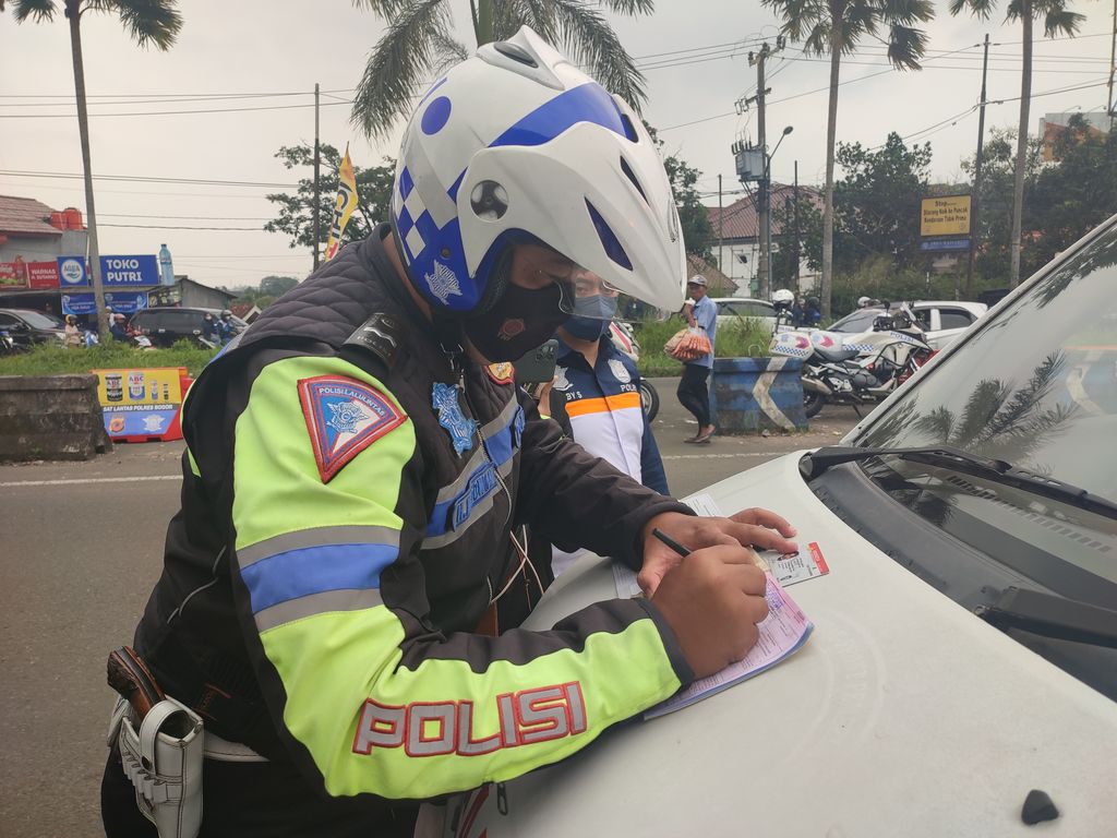 Ambulans tak bawa penumpang lawan arah one way di Puncak ditilang (Rizky-detikcom)