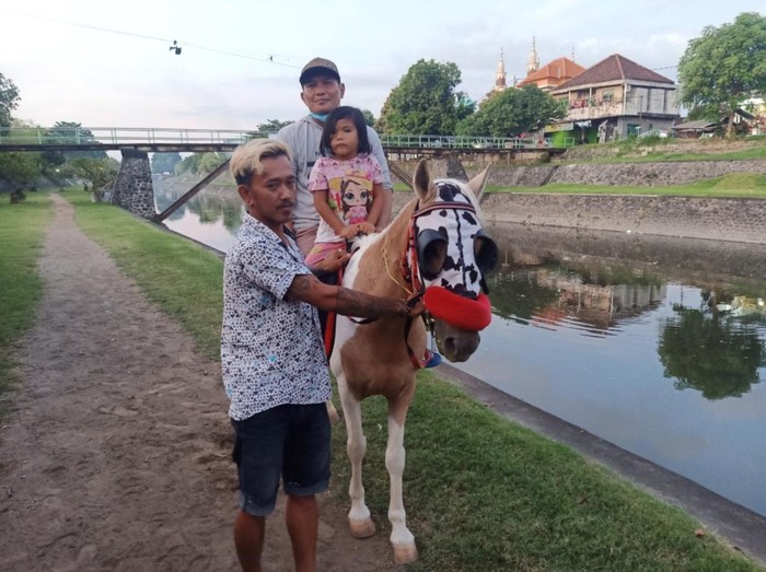 Amin bersama anaknya tampak menikmati menunggangi kuda di area Taman Pancing pada Jumat (6/5/2022) sore