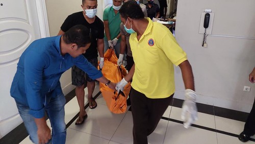 Anggota Polsek Kelapa Lima mengevakuasi jenasah WNg alias Welem dari kamar Hotel Kristal, Sabtu (7/5/2022).
