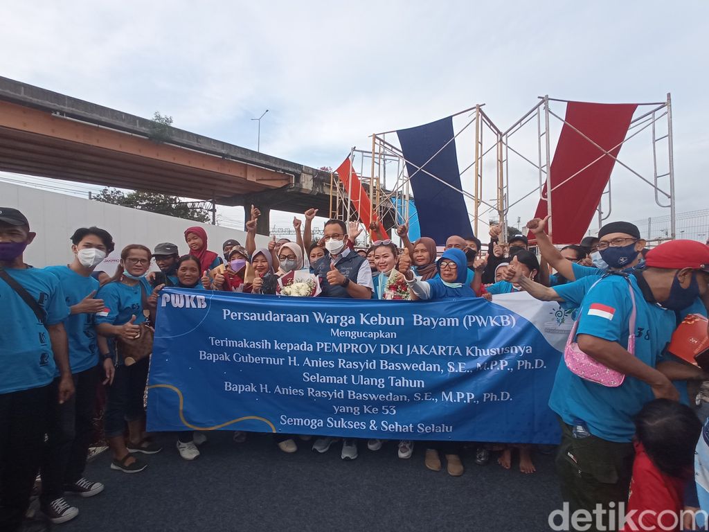 Anies Baswedan melakukan peletakan batu pertama pembangunan Kampung Susun Bayam dekat JIS, 7 Mei 2022. (Fakri Fadlurrohman/detikcom)